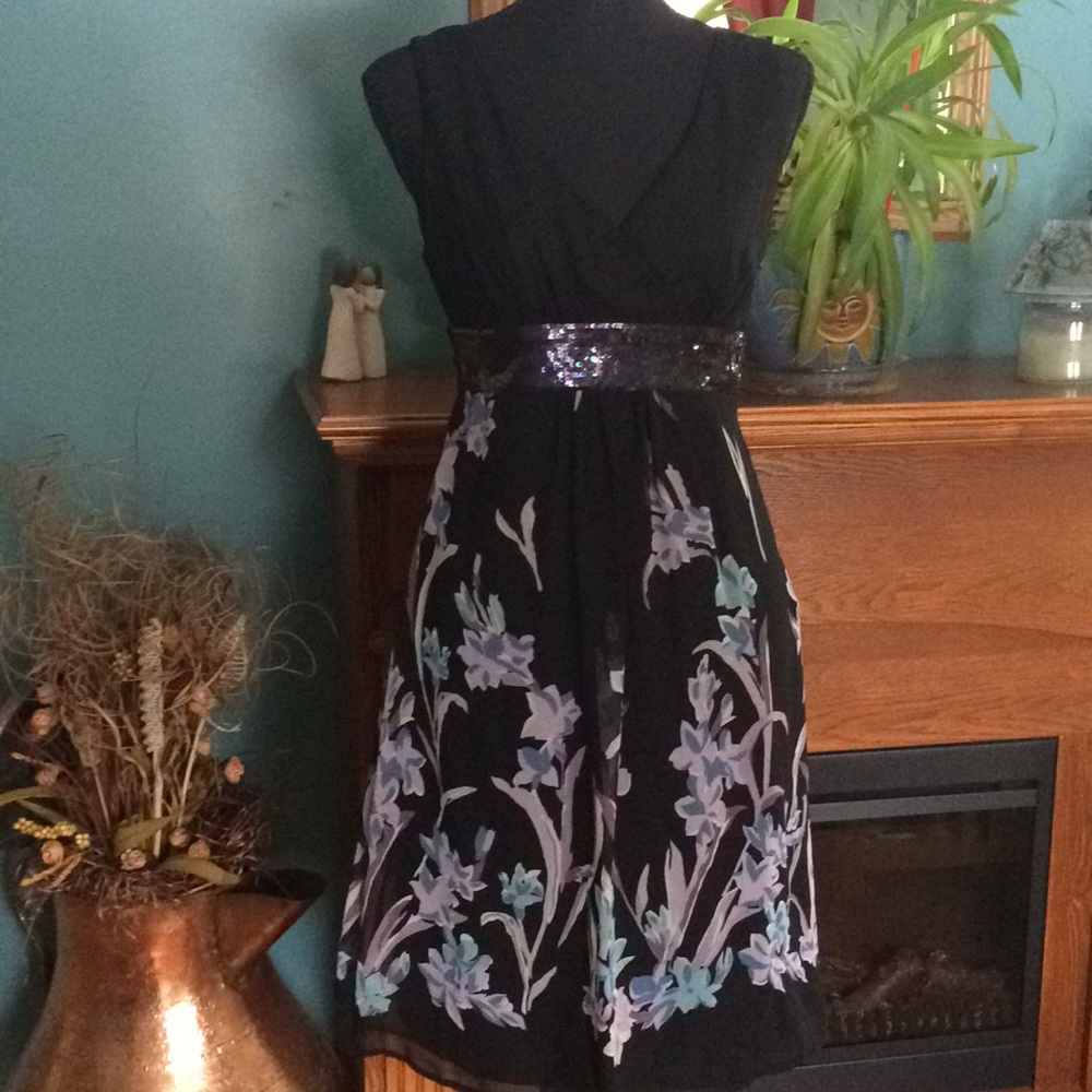 Beautiful Black Floral Dress Size Small - Picture 2 of 8